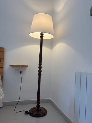 Lámpara de pie de madera