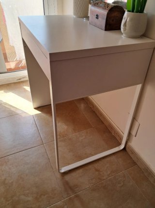 Escritorio de ordenador blanco