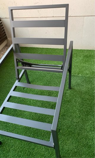 Tumbona gris con reposapiés. Nuevo a estrenar