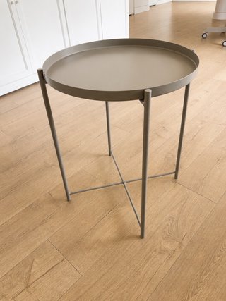 Mesa auxiliar redonda Ikea gris