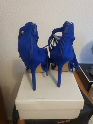 Sandalias azules con flecos
