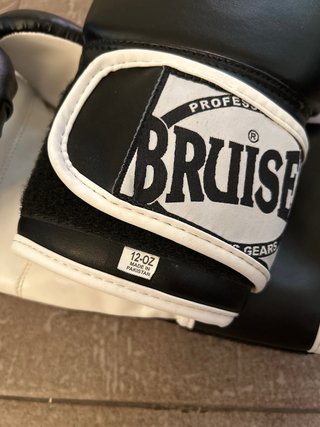 Guantes de Boxeo Bruiser + Vendas Tiger Muay Thai