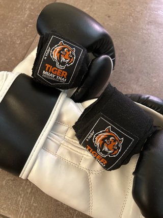 Guantes de Boxeo Bruiser + Vendas Tiger Muay Thai