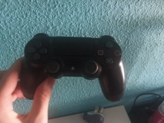PS4 Slim Negra con cables y mandos