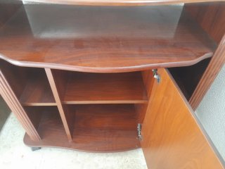 Mueble TV madera con puerta y estantes