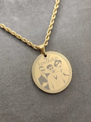 Medalla Los Yakis Acero Quirúrgico Chapado Oro