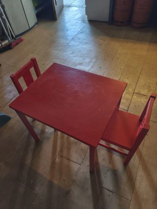 Mesa y 2 sillas rojas infantiles