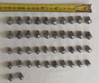 Lote 5. 42 plomos pesca cónicos surfcasting