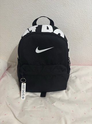 Mini mochila Nike negra con logo
