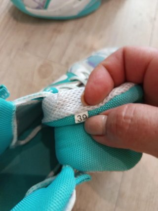 Zapatillas deportivas moradas, turquesas y blancas