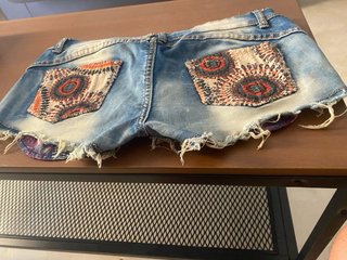 Shorts vaqueros estilo hippie mujer