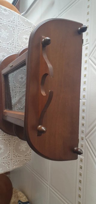 Vitrina de madera clásica con cristal y estantes