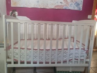 Cuna de madera blanca