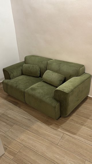 Sofá de tela verde
