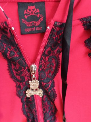 Sudadera Apparel Noir Roja con Capucha