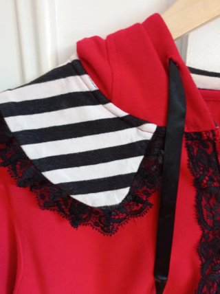 Sudadera Apparel Noir Roja con Capucha