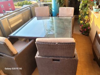 Mesa de jardín con sillas