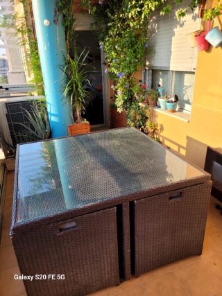 Mesa de jardín con sillas
