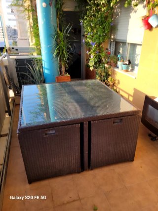 Mesa de jardín con sillas