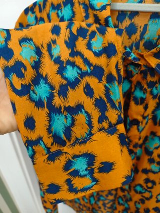 Blusa estampada naranja y turquesa Talla L