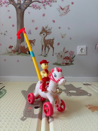 Caballo de juguete con empujador