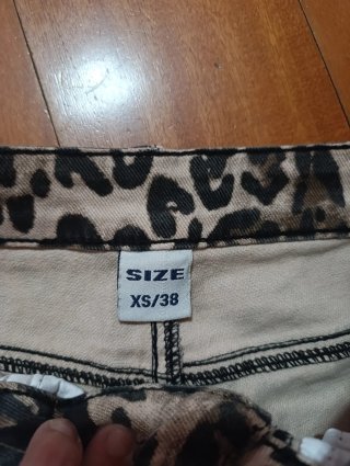 Pantalón vaquero estampado animal print