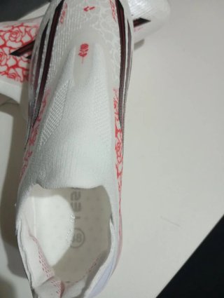 Zapatillas Adidas Blancas con Rosas Rojas