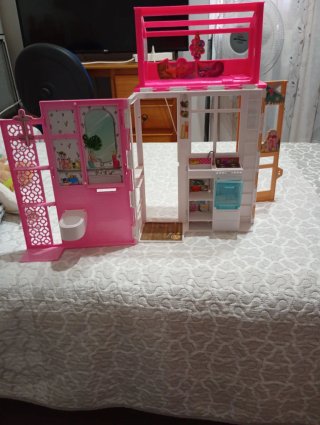 Lote Barbies, Ropa, Coche y Casa