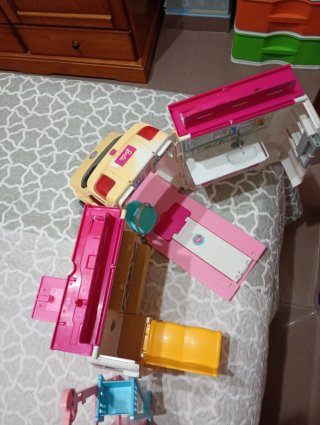 Lote Barbies, Ropa, Coche y Casa