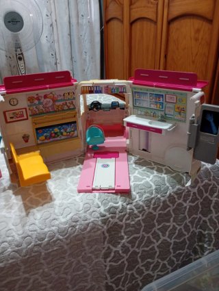 Lote Barbies, Ropa, Coche y Casa