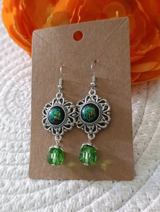 Pendientes vintage plateados con detalles verdes