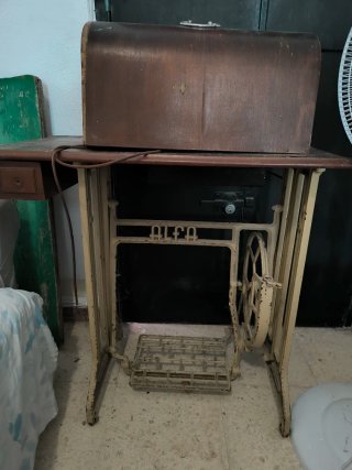 Máquina de coser Alfa antigua