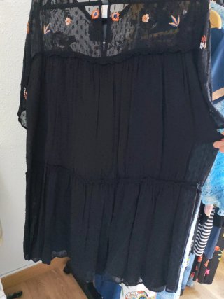 Vestido corto negro bordado floral