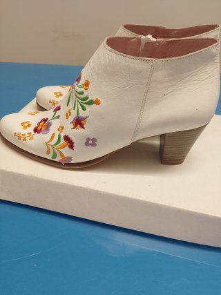 Botines de piel blancos bordados