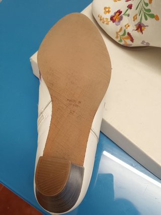 Botines de piel blancos bordados