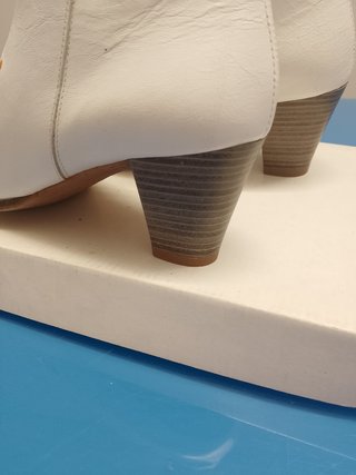 Botines de piel blancos bordados