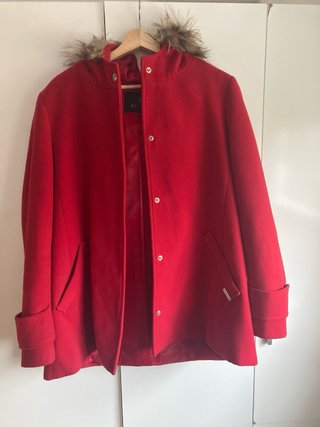 Abrigo rojo con capucha y pelo. M-L