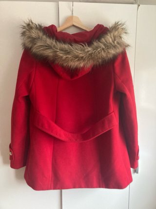 Abrigo rojo con capucha y pelo. M-L
