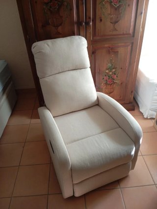 Sillón de descanso beige con reposa pies