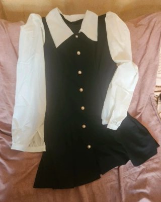 Vestido negro y blanco con botones