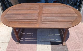 Mesa de jardín ovalada de madera