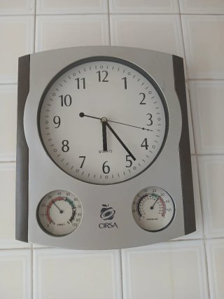 Reloj de pared con termómetro y higrómetro