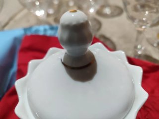 Bombonera de porcelana blanca y dorada