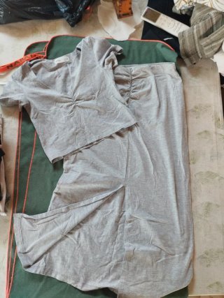 Conjunto top gris y falda larga