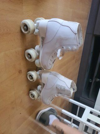 Patines 4 ruedas blancos talla 33