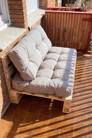 Sofá Palets con cojines beige