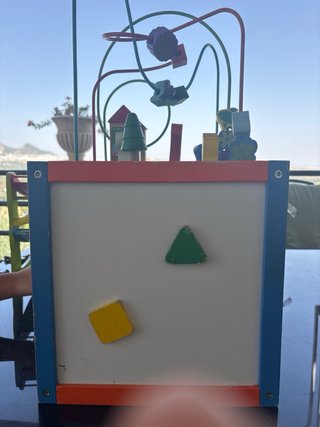 Cubo de madera con ábaco y cuentas