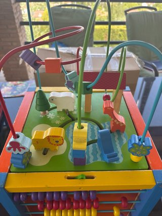 Cubo de madera con ábaco y cuentas