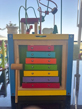 Cubo de madera con ábaco y cuentas