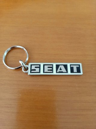LLAVERO SEAT LOGO BLANCO Y NEGRO DE METAL CROMADO